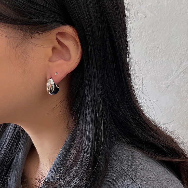 (1+1 구매시 할인!) volume half ring earring(2color)
